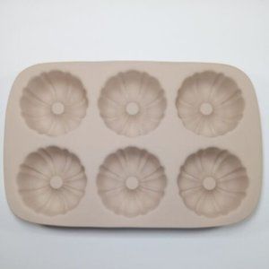 The Pampered Chef Mini Fluted Bundt Cake Pan Family Heritage Stoneware (Retired)